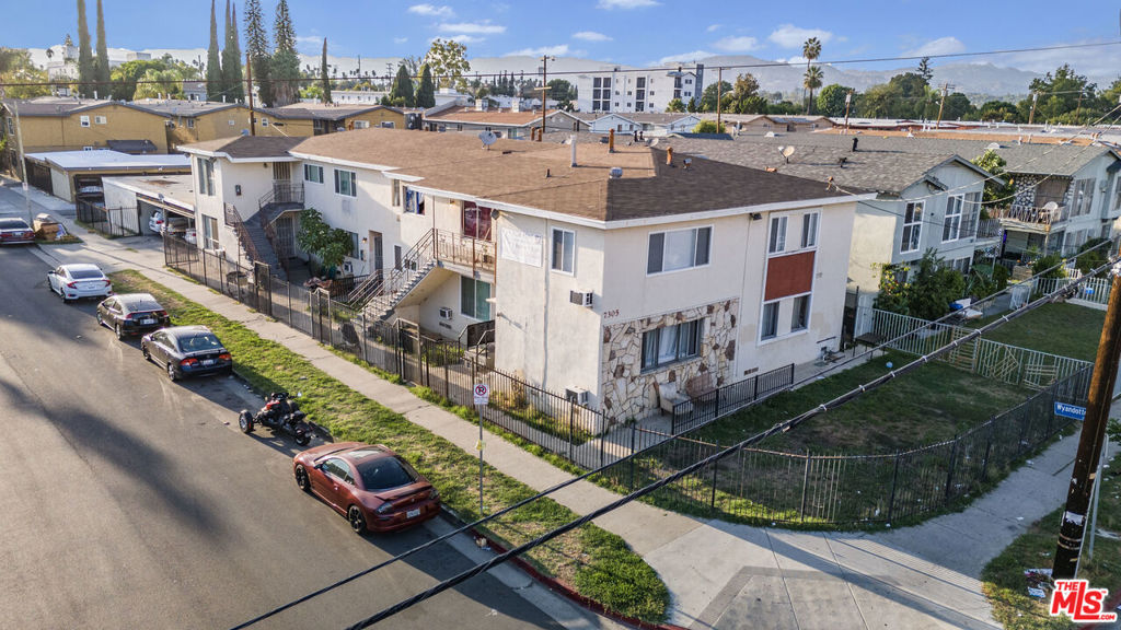 7305 Variel Avenue Property Photo 4