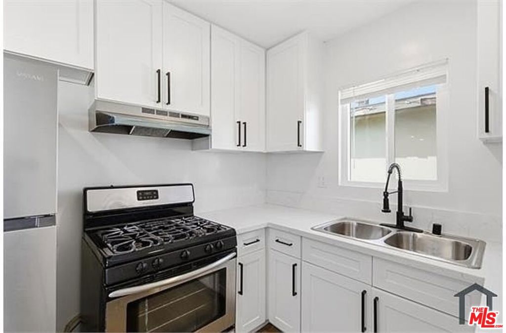 7305 Variel Avenue Property Photo 10
