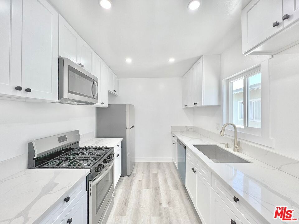 7305 Variel Avenue Property Photo 15