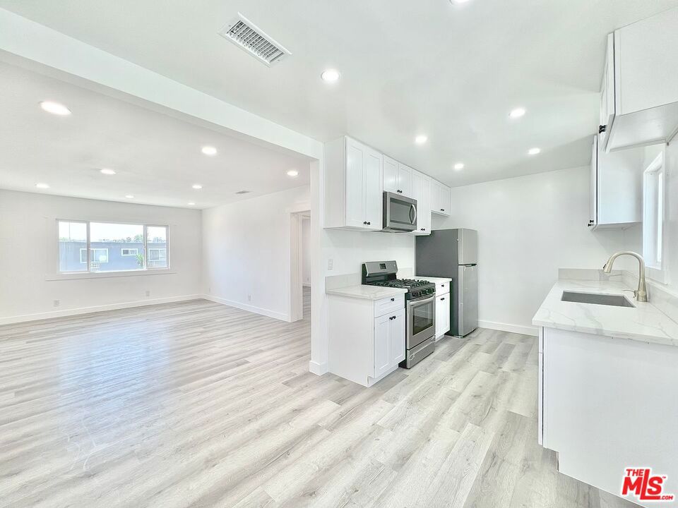 7305 Variel Avenue Property Photo 17
