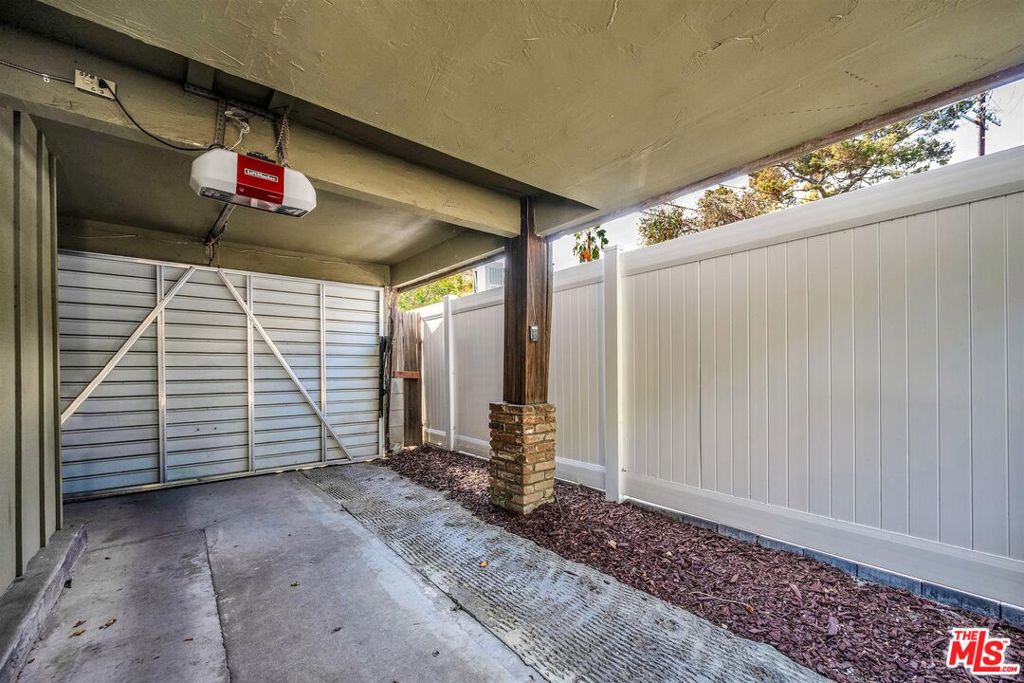 2652 N Beachwood Drive Property Photo 34
