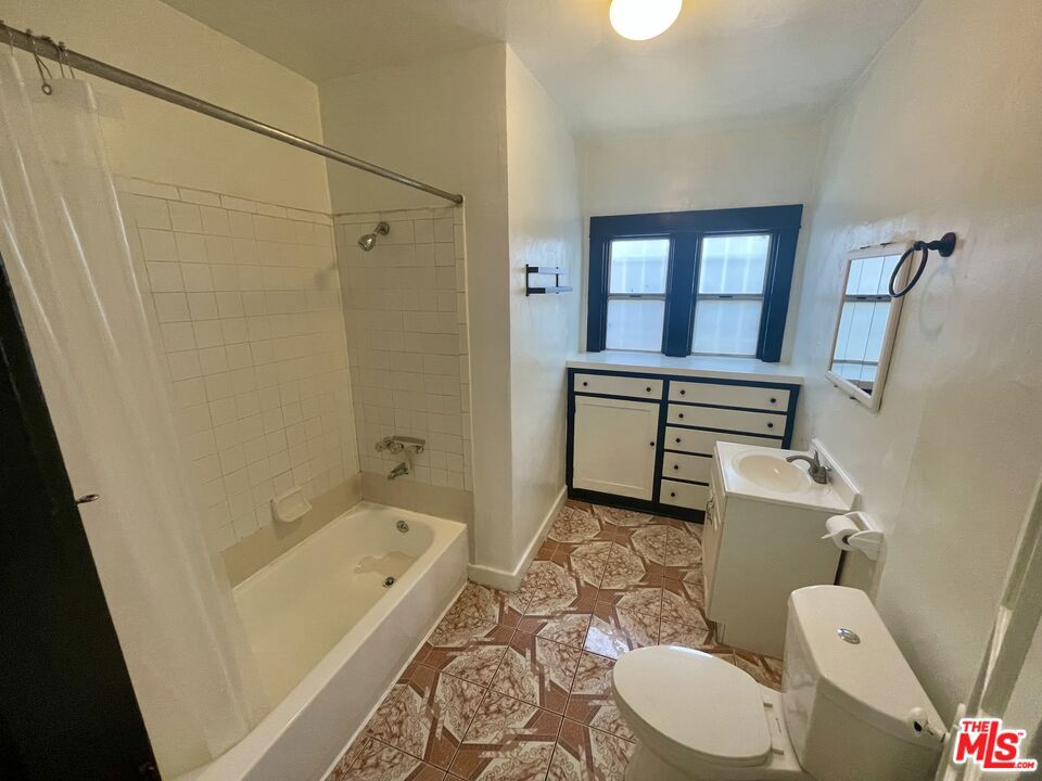 737 N Harvard Boulevard 737 Property Photo 18