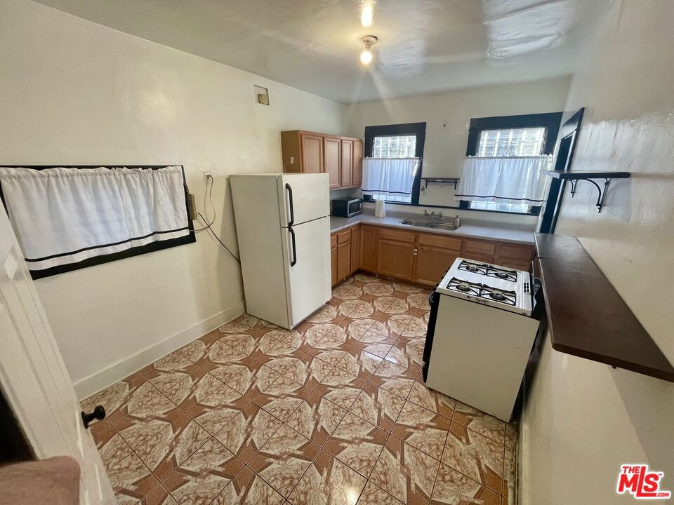 737 N Harvard Boulevard 737 Property Photo 32