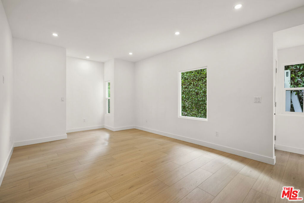 726 Pier Avenue B Property Photo 4