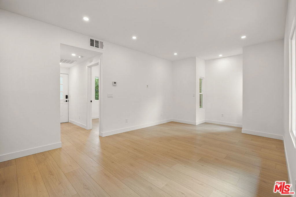 726 Pier Avenue B Property Photo 5