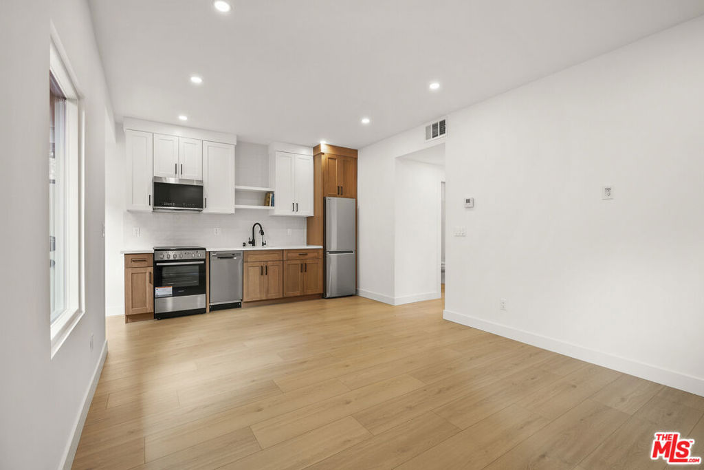 726 Pier Avenue B Property Photo 6