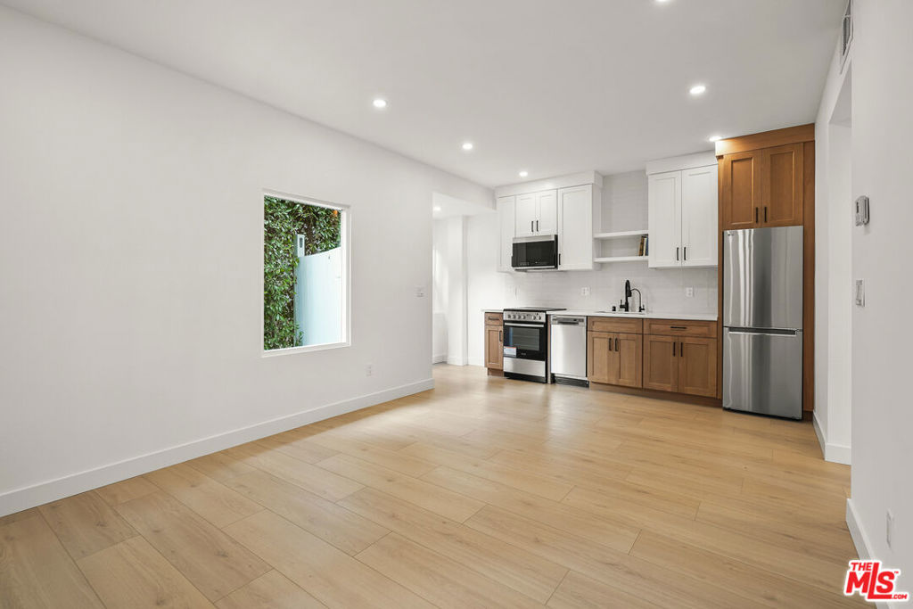 726 Pier Avenue B Property Photo 7