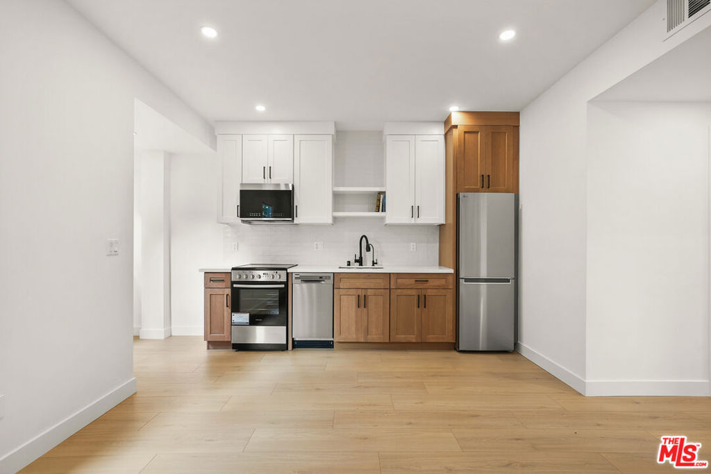 726 Pier Avenue B Property Photo 8