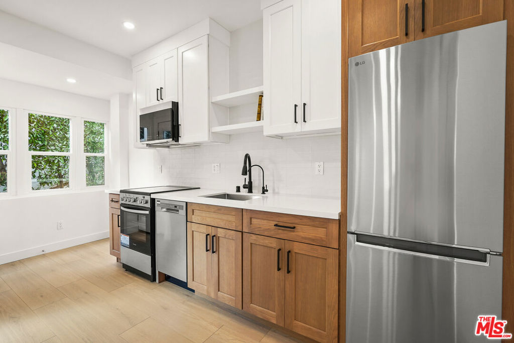 726 Pier Avenue B Property Photo 9