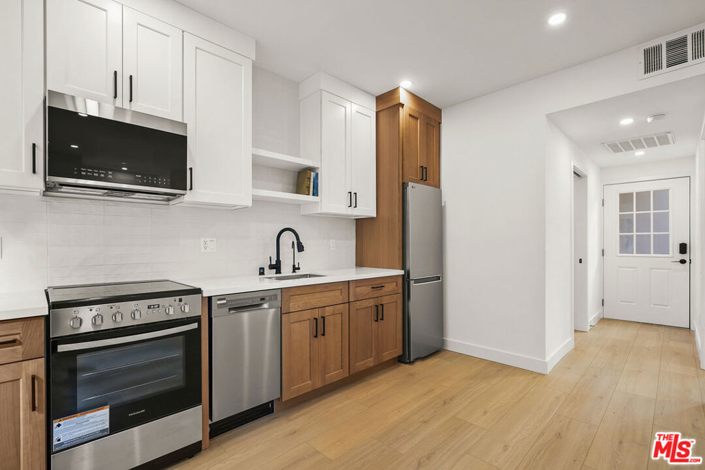 726 Pier Avenue B Property Photo 10