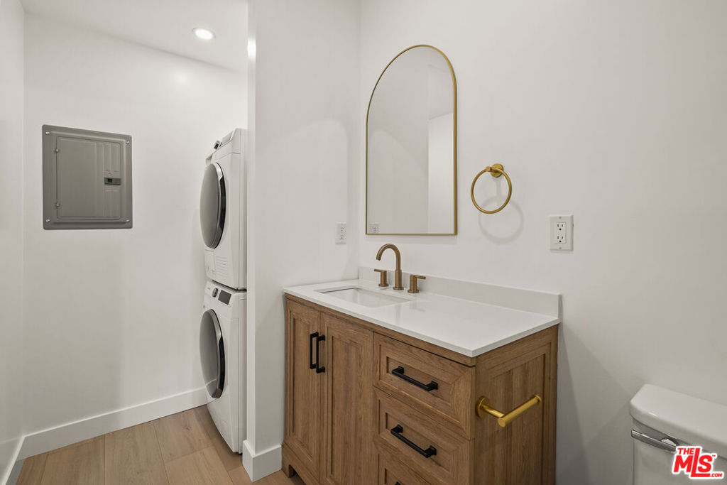 726 Pier Avenue B Property Photo 15