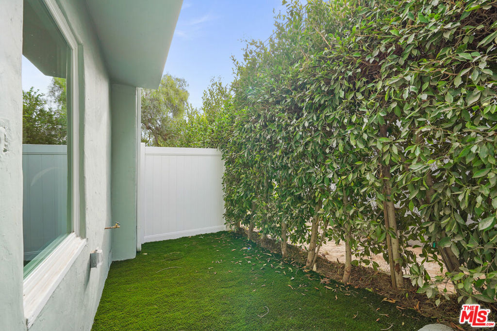 726 Pier Avenue B Property Photo 16