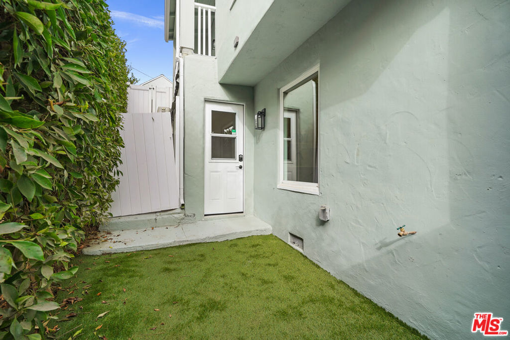 726 Pier Avenue B Property Photo 17