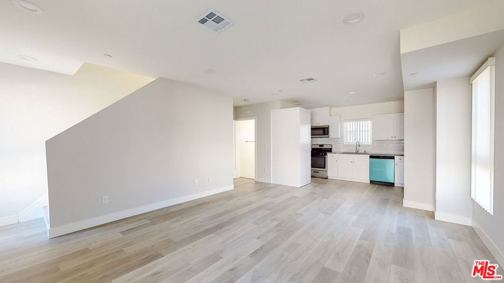 307 Rosemont Avenue 1/2A Property Photo 1