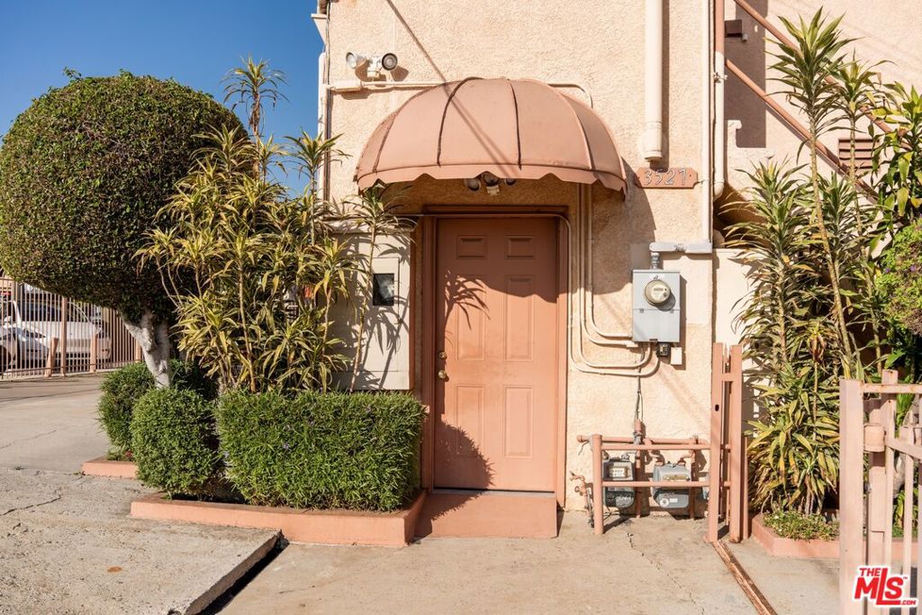 3527 W Beverly Boulevard Property Photo 4