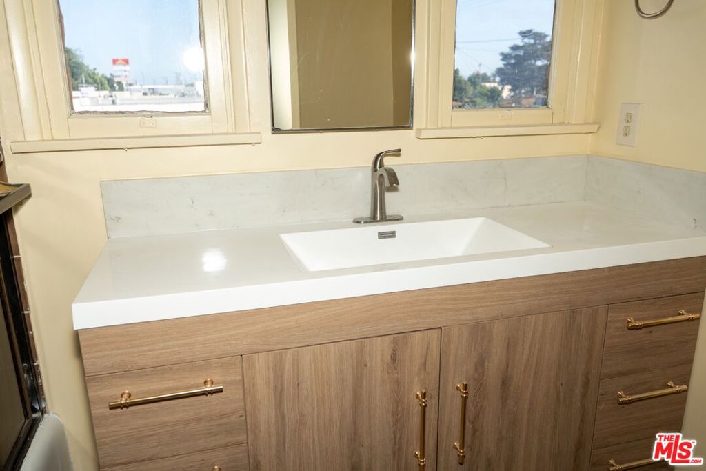 3527 W Beverly Boulevard Property Photo 18
