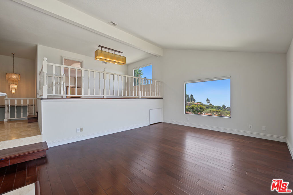 6622 Ocean Crest Drive Property Photo 5
