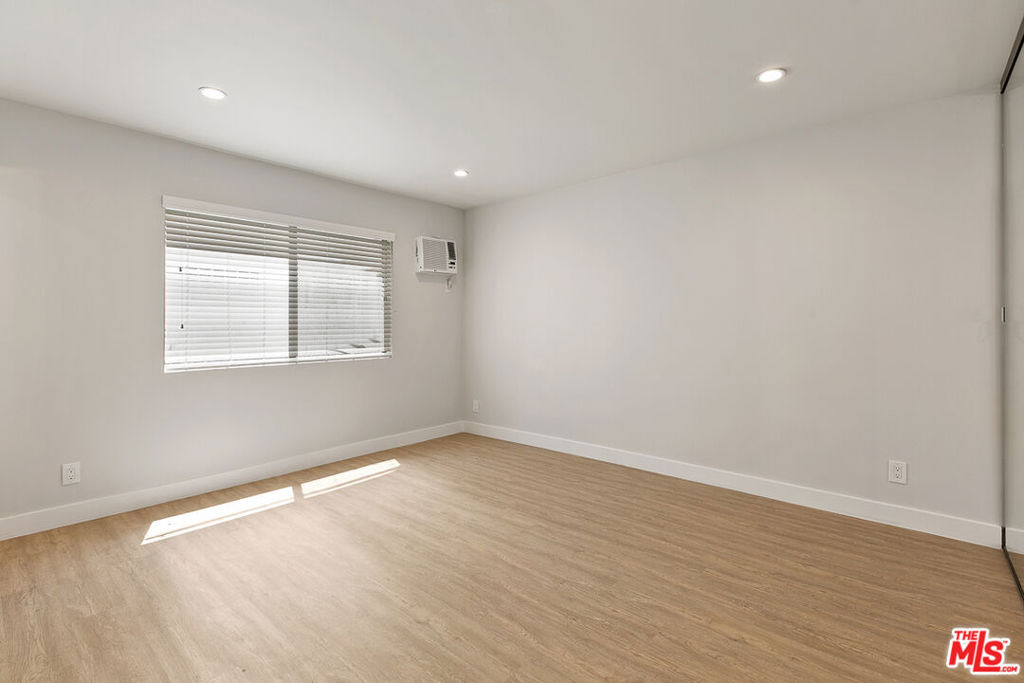 3314 S Mentone Avenue 8 Property Photo 6