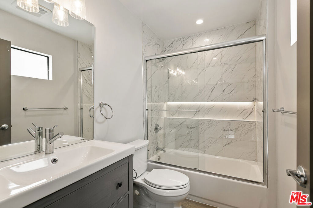 3314 S Mentone Avenue 8 Property Photo 7