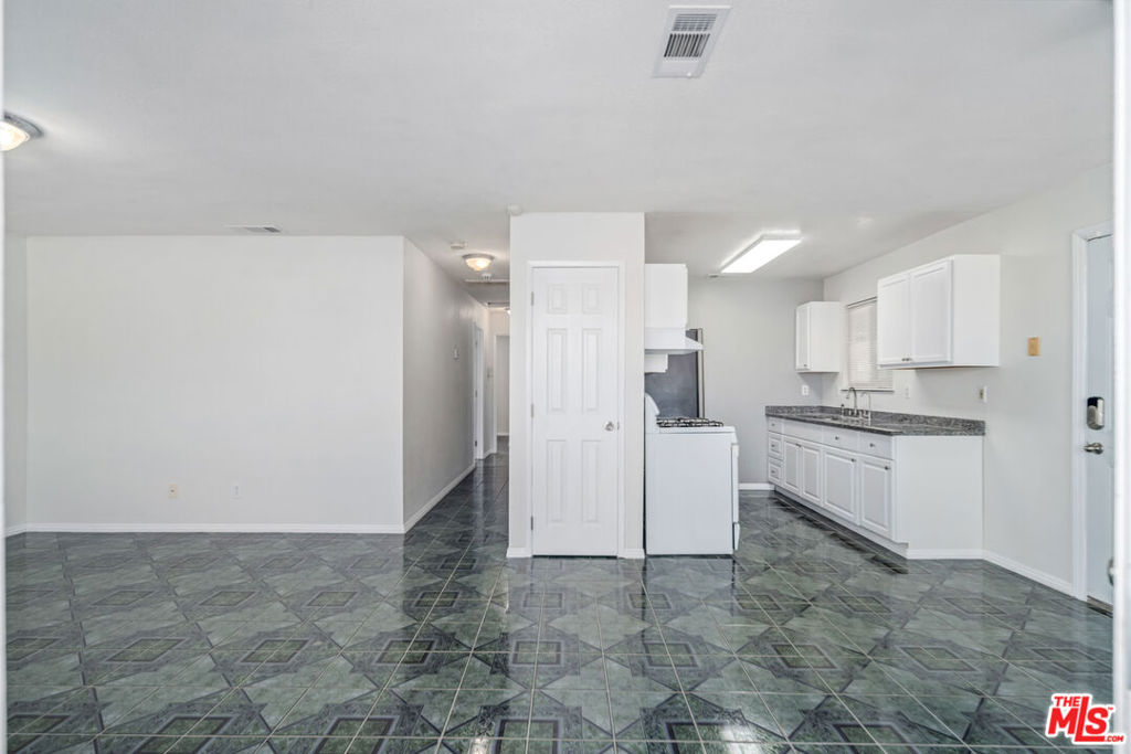 7712 Walpole Avenue Property Photo 5