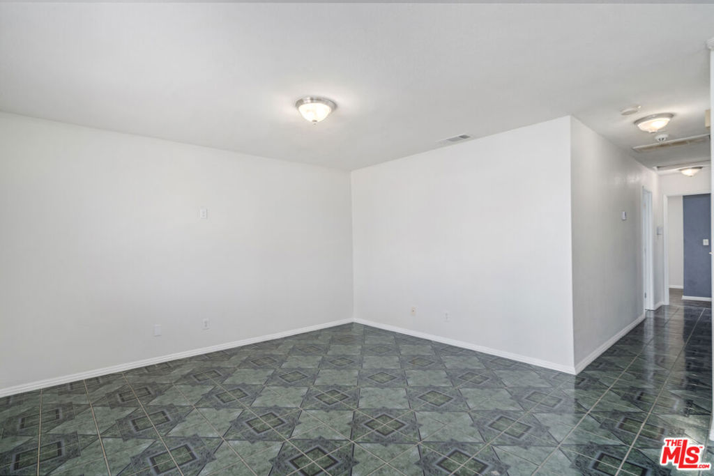 7712 Walpole Avenue Property Photo 6