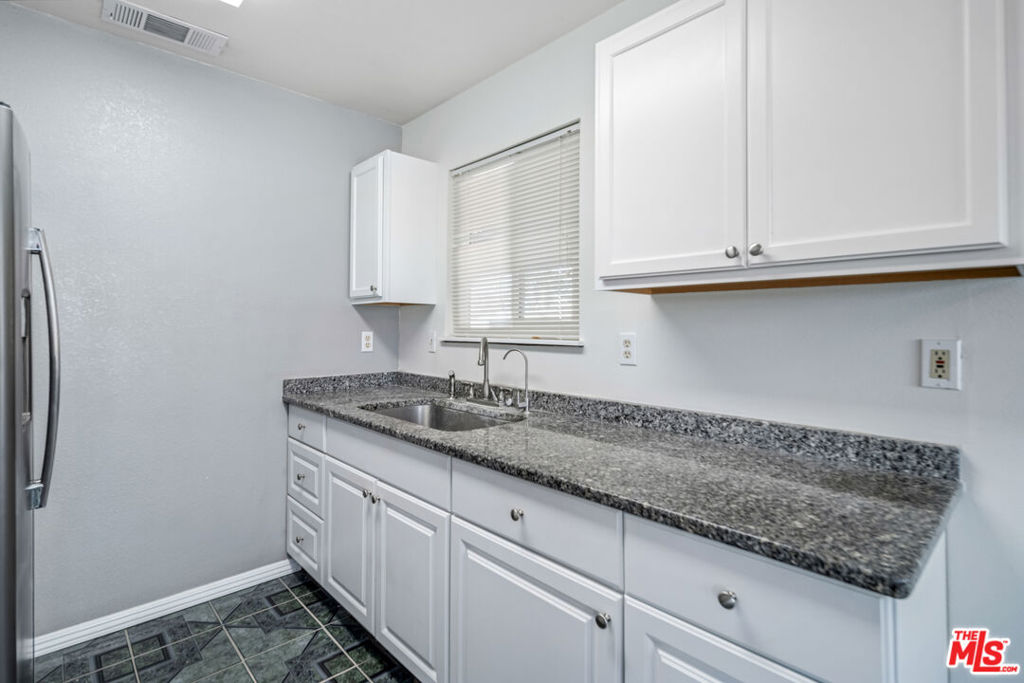 7712 Walpole Avenue Property Photo 12