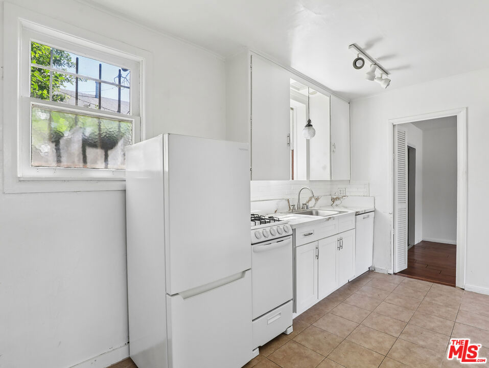 1236 N Gardner Street 1236 1/2 Property Photo 7
