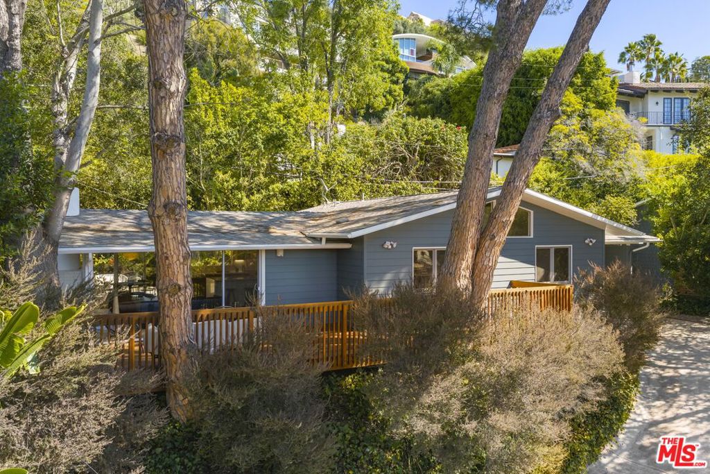 2856 Nichols Canyon Road Property Photo 3