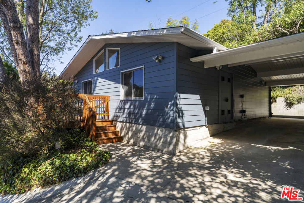 2856 Nichols Canyon Road Property Photo 4