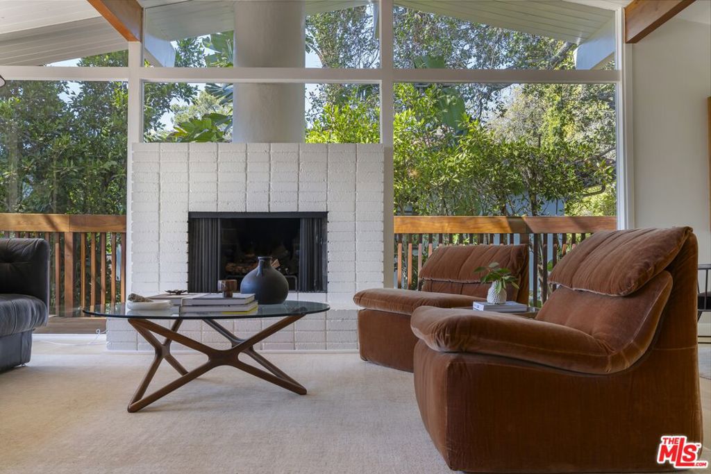 2856 Nichols Canyon Road Property Photo 10