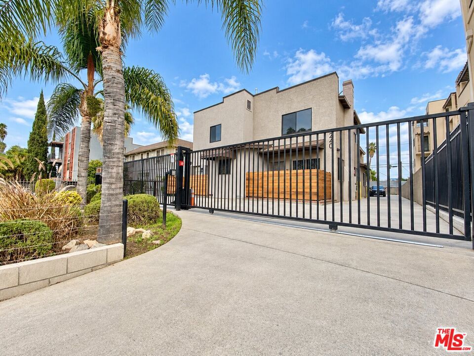 1240 S Bronson Avenue 7 Property Photo 3