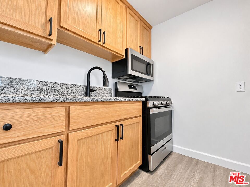 1240 S Bronson Avenue 7 Property Photo 12