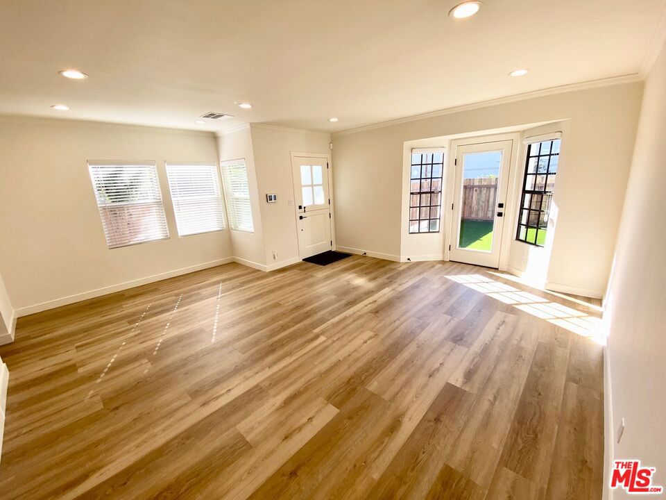 5222 5220 Whitsett Avenue 2 Property Photo 8