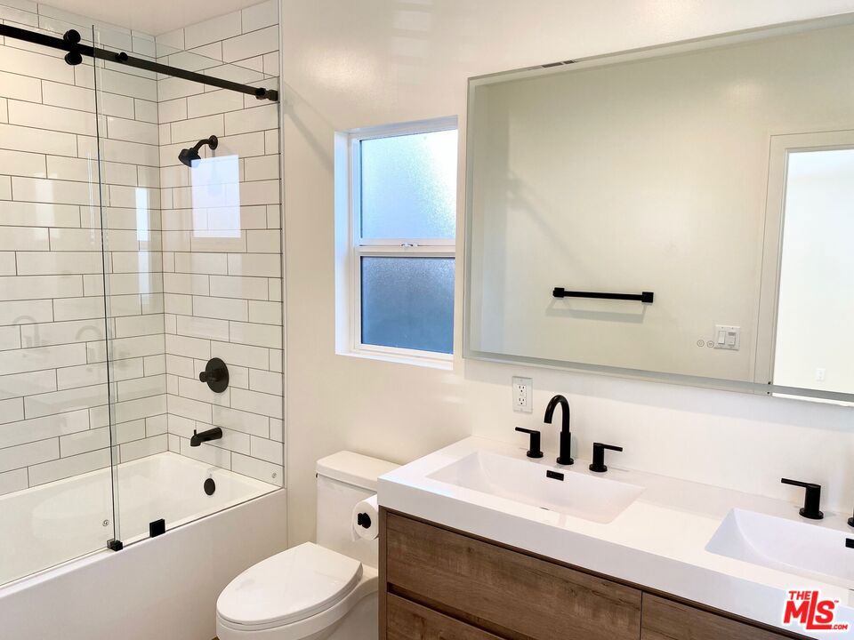 5222 5220 Whitsett Avenue 2 Property Photo 11