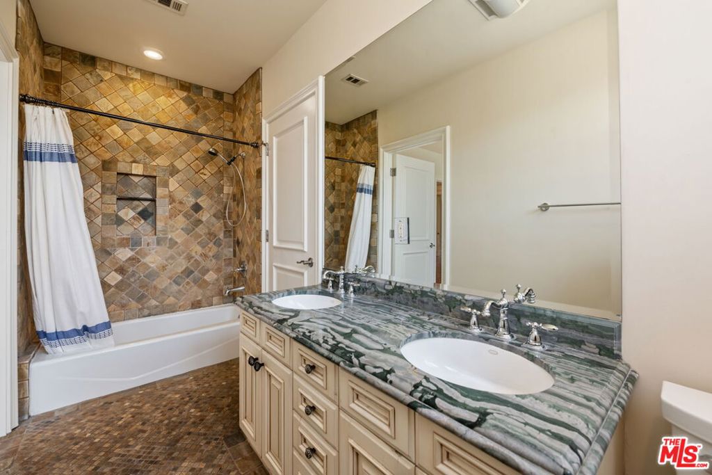 419 N Laurel Avenue Property Photo 35