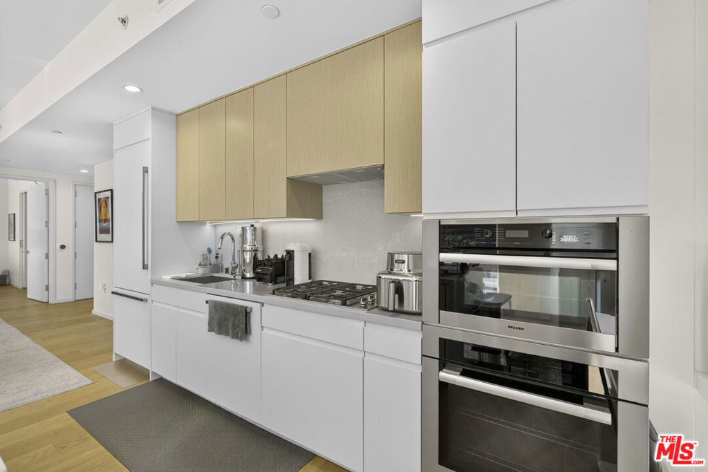 877 Francisco Street 1506 Property Photo 6