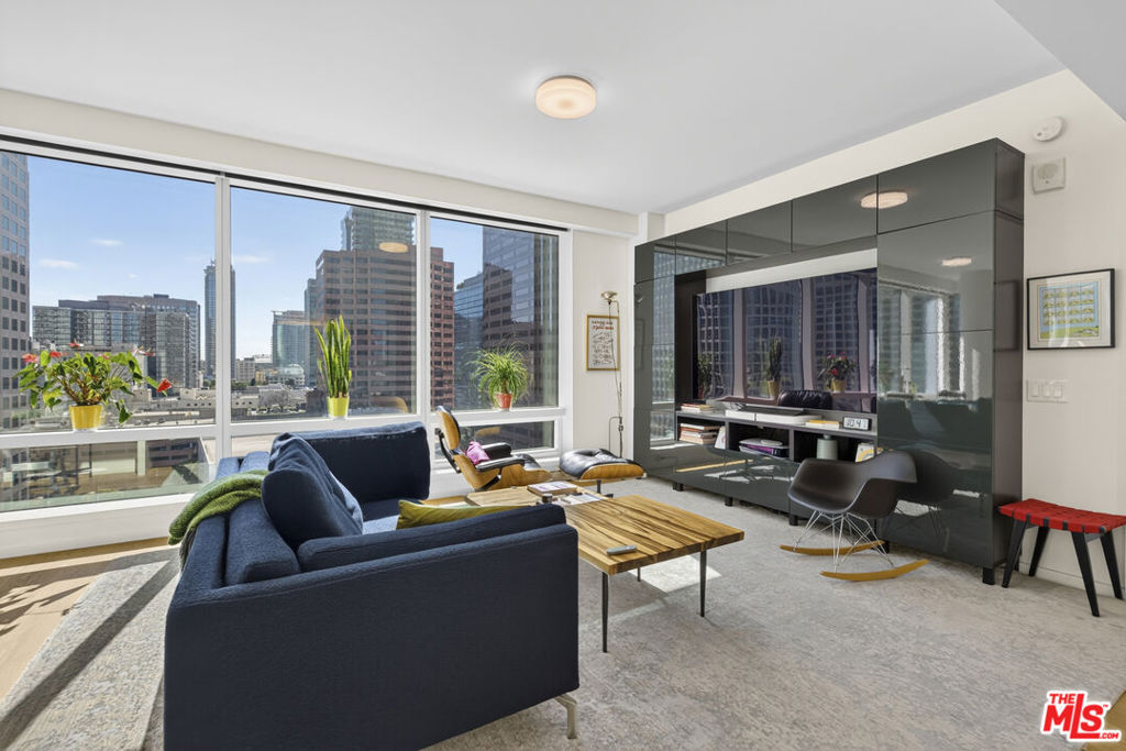 877 Francisco Street 1506 Property Photo 8