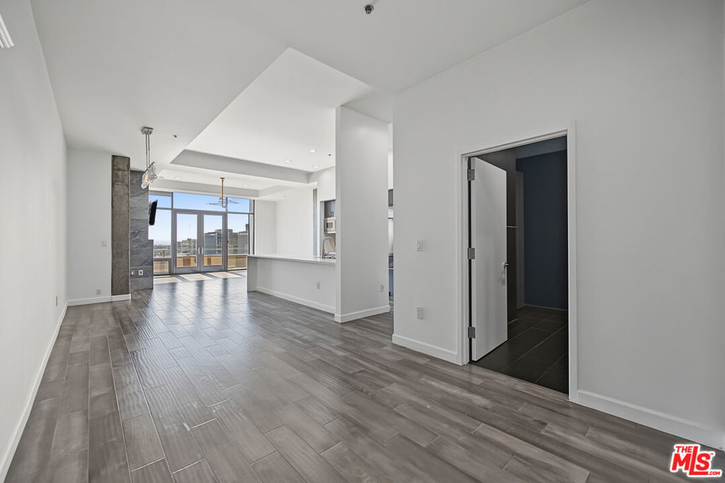 1111 S Grand Avenue Ph6 Property Photo 2
