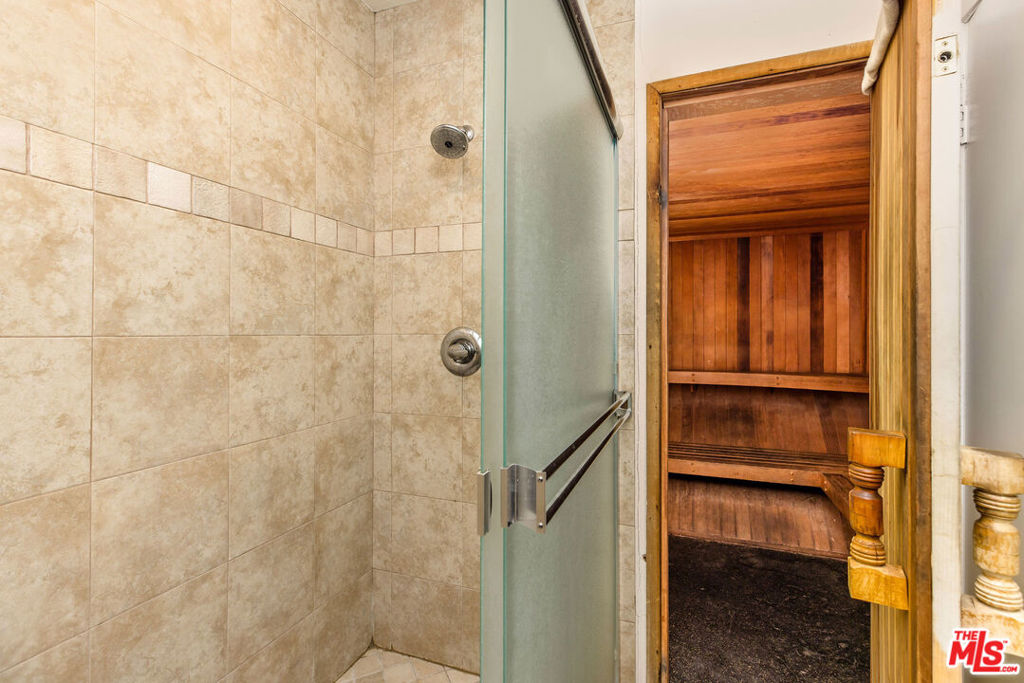 2385 Roscomare Road B2 Property Photo 27