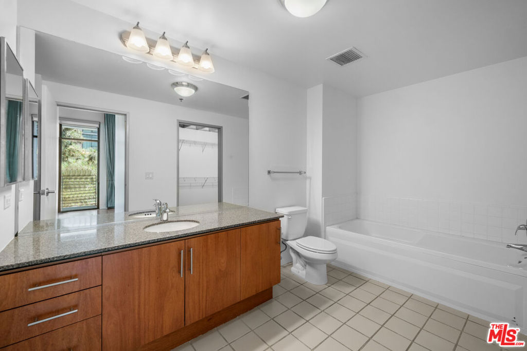 330 W 11th Street 406 Property Photo 7