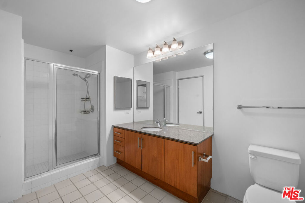 330 W 11th Street 406 Property Photo 8