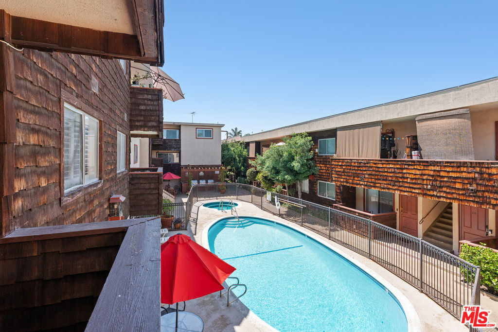 5414 Newcastle Avenue 19 Property Photo 1
