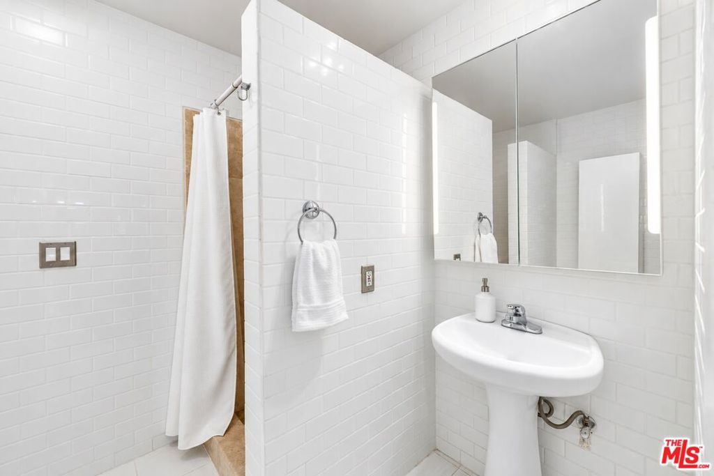 1250 N Kings Road 504 Property Photo 6