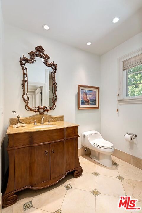 513 N Canon Drive Property Photo 11