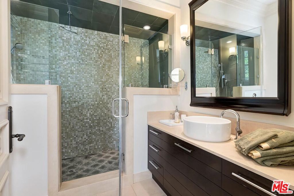 513 N Canon Drive Property Photo 24