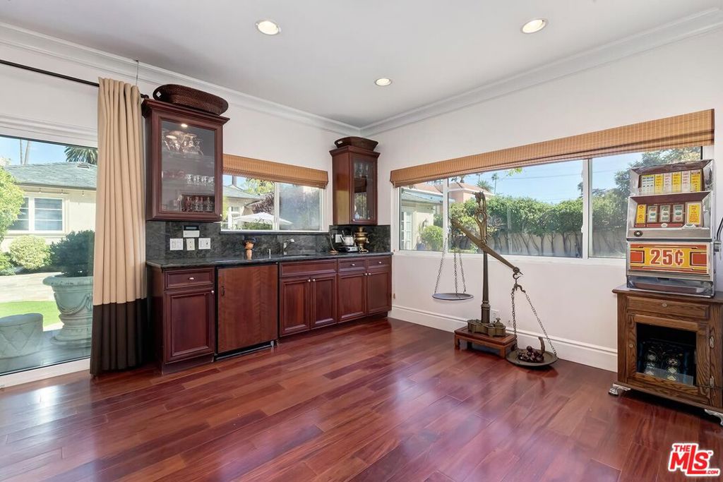 513 N Canon Drive Property Photo 29