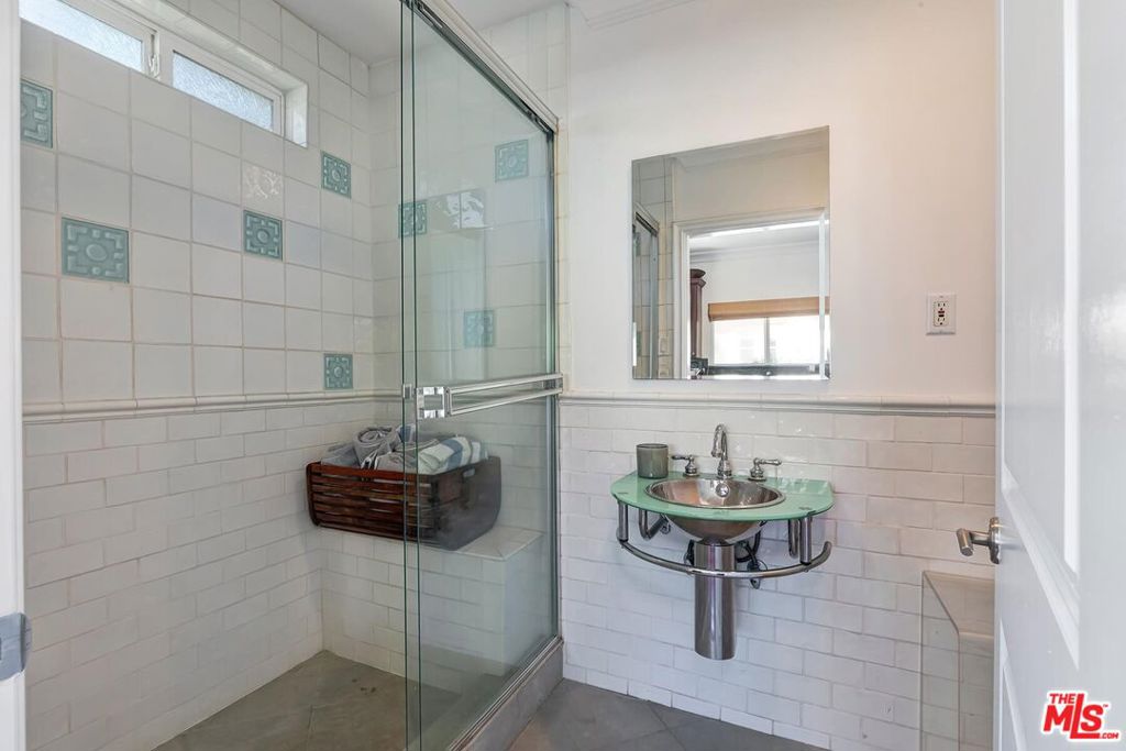 513 N Canon Drive Property Photo 30