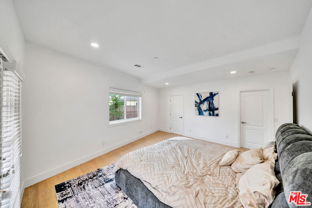 661 W Lemon Avenue Property Photo 20