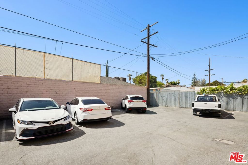 2717 S Budlong Avenue Property Photo 4