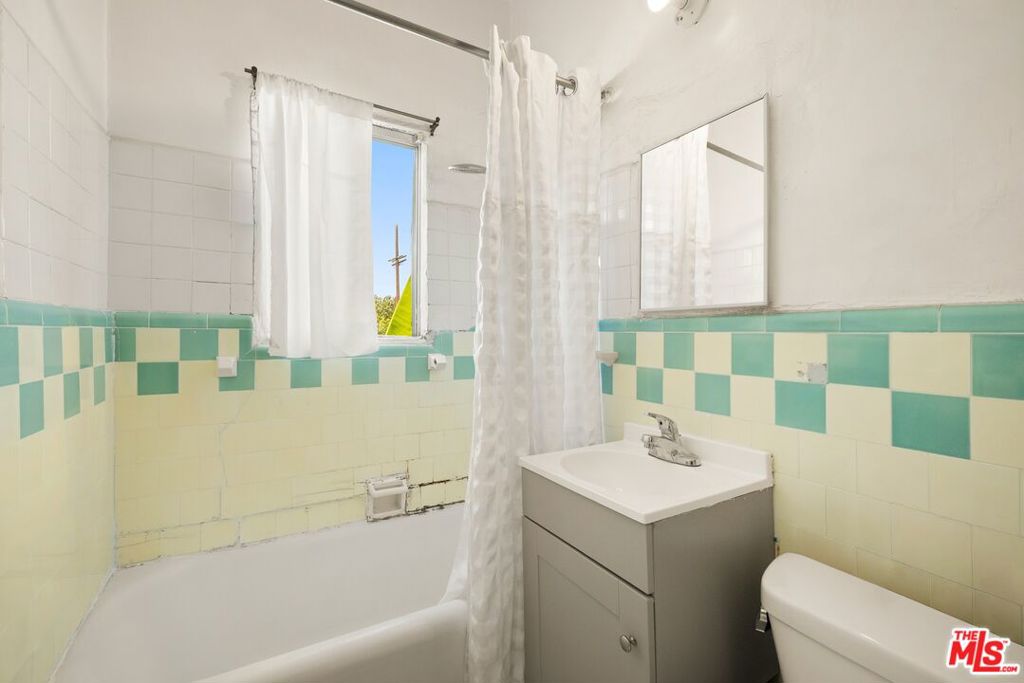 2717 S Budlong Avenue Property Photo 8
